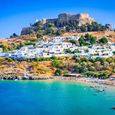 Village blanc de Lindos à Rhodes, maisons traditionnelles, acropole antique et criques turquoise baignées de soleil
