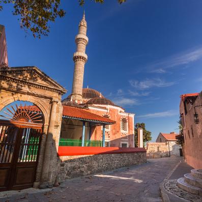 rue avec mosquée