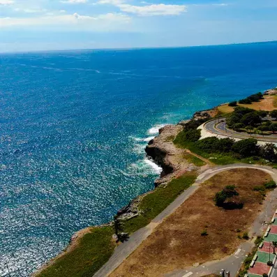 Malecón de Saint-Domingue au coucher du soleil, promenade en bord de mer animée et vue sur l’océan.