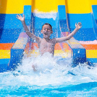 enfant glissant sur un toboggan aquatique