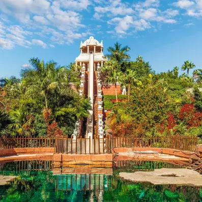 Siam Park à Tenerife, parc aquatique tropical avec cascades, bassins et végétation exotique, attraction phare pour toute la famille.