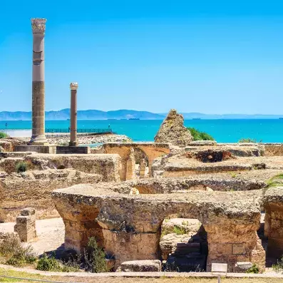 Ruines antiques de Carthage en Tunisie face à la mer, vestiges historiques majeurs à visiter lors d’un voyage culturel