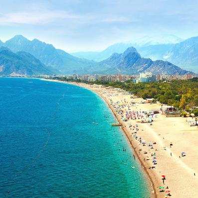 grande plage avec montagnes en arrière plan