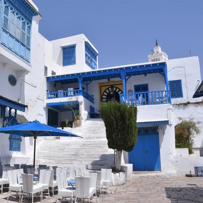 maison blanche et bleue avec escalier