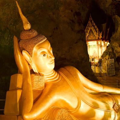 statue bouddha couché recouvert d'or