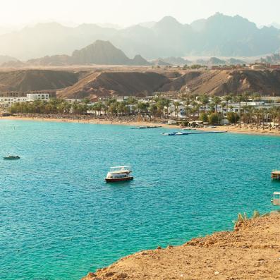 bateau sur la mer turquoise