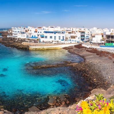 petit village blanc sur la mer