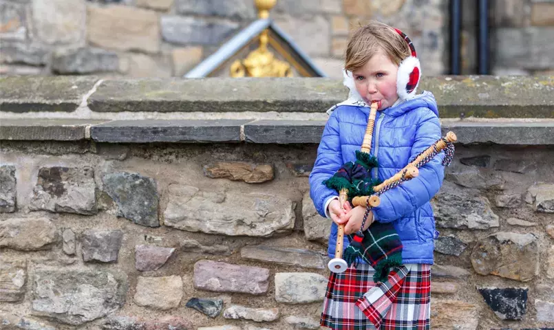 enfant jouant de la cornemuse