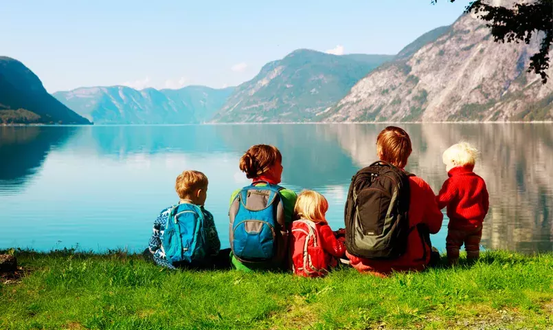 famille contemplant un lac