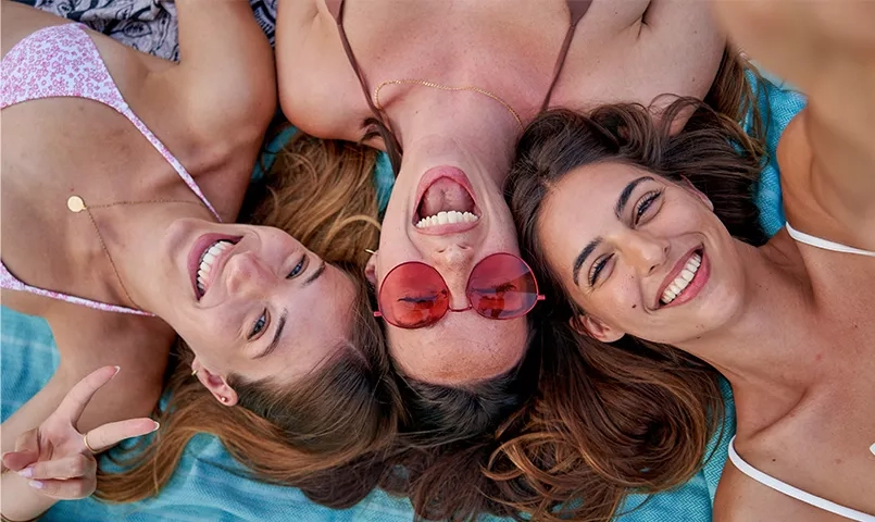 3 amies côte à côte