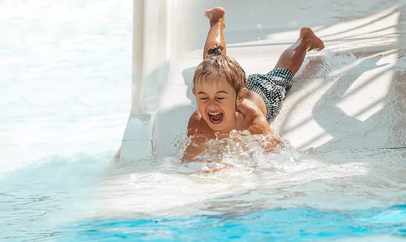 Enfant dévallant un toboggan