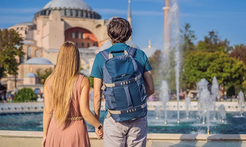 Un couple de touristes heureux en lune de miel à Istanbul