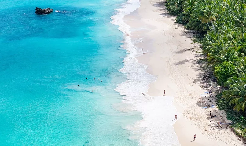 Plage de sable blanc avec la mer turquoise