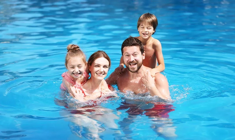 Une famille dans une piscine. 