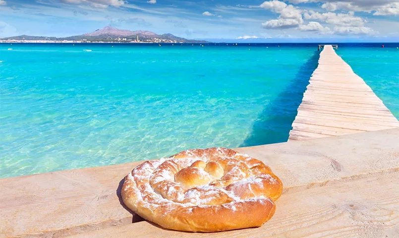 Une pâtisserie sur un ponton face à la mer. 
