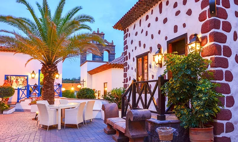 une terrasse de restaurant aux Canaries le soir