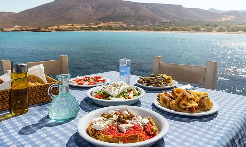 Un repas grec avec vu sur la mer.