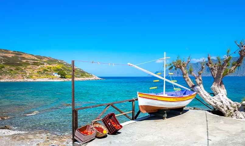 Un bateau est amarré près d'une plage.
