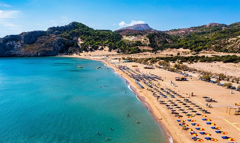Belle plage de sable à Rhodes et mer turquoise