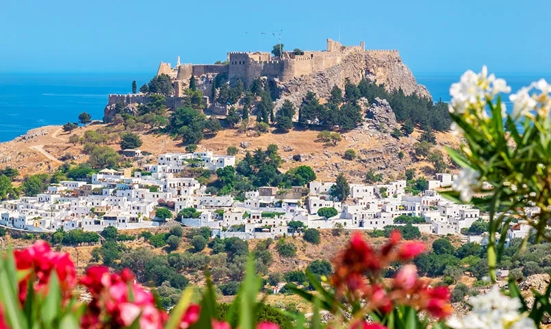 Vue sur la ville de Lindos à Rhodes