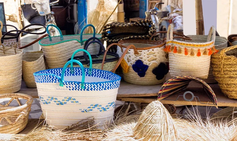 Un étalage coloré de paniers en osier et en paille. 