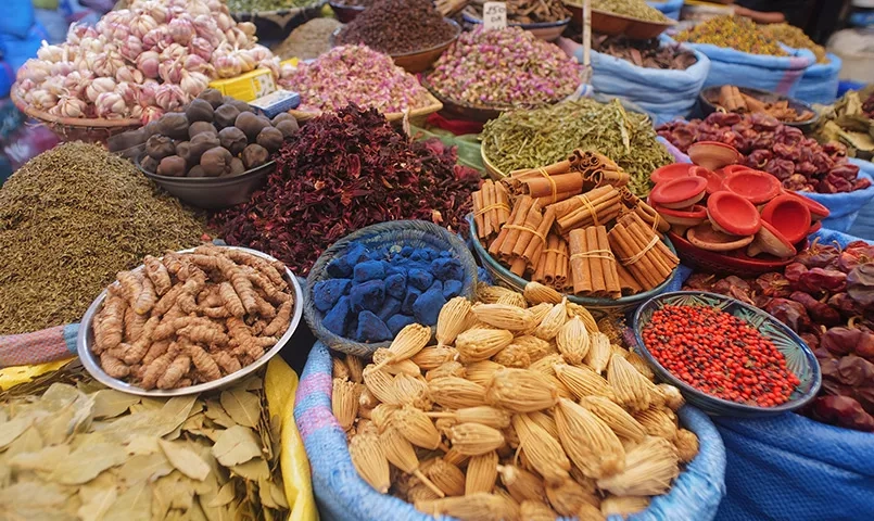 Des épices dans un souk marocain