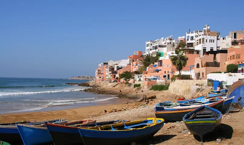 vue sur un village surplombant la mer