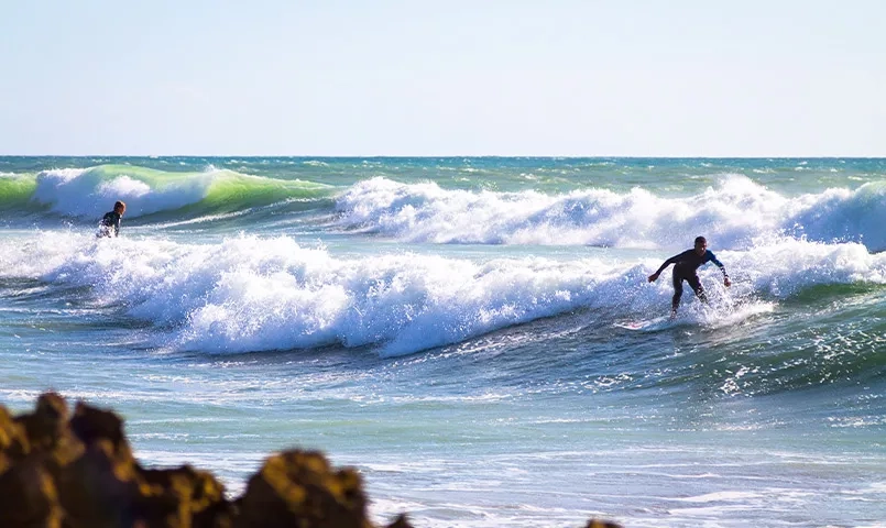 un surfeur sur la mer d'Agadir