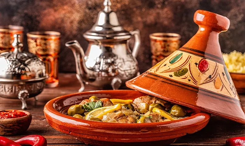 un tajine avec des légumes et du thé à la menthe