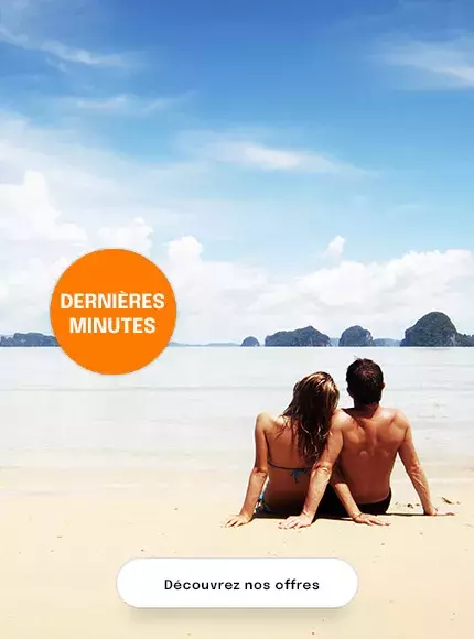 couple assis de dos à la plage