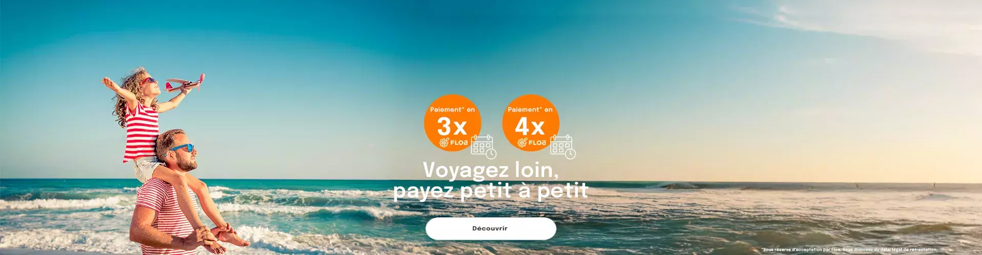 une petite fille sur les épaules de son père, elle écarte les bras et tient un petit avion dans sa main