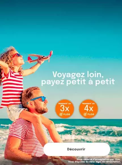 une petite fille sur les épaules de son père, elle écarte les bras et tient un petit avion dans sa main