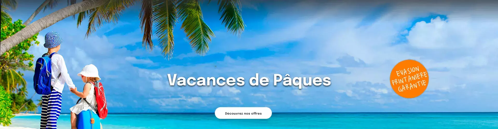 2 jeunes enfants avec des sacs à dos se tenant la main sur une plage avec une mer turquoise et des palmiers