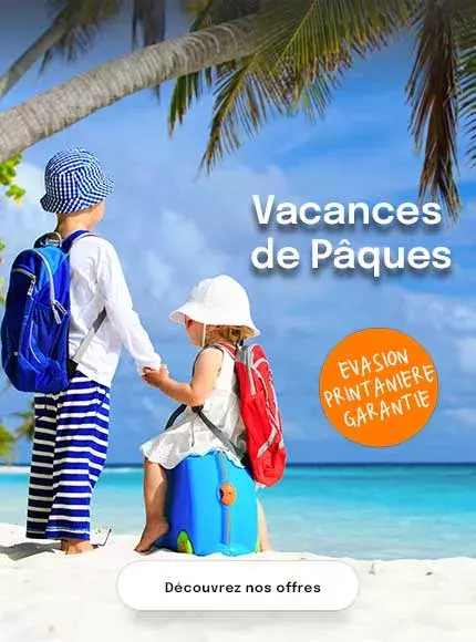 2 jeunes enfants avec des sacs à dos se tenant la main sur une plage avec une mer turquoise et des palmiers