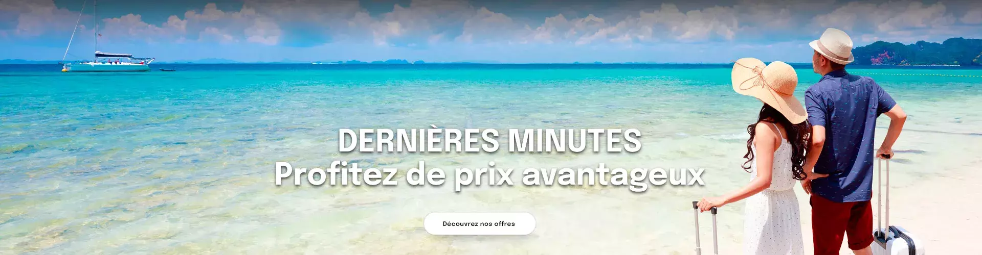 un couple sur une plage avec des chapeaux et des valises à roulettes, prêt à partir en vacances de dernière minute