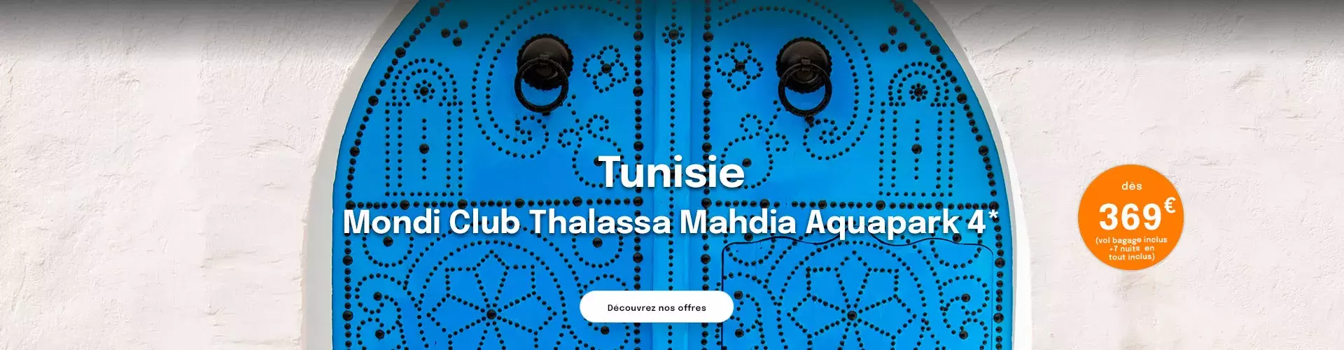 une porte bleue martelée de clous noirs, typiques de Sidi bou Said en Tunisie pour proposer une offre dès 369€