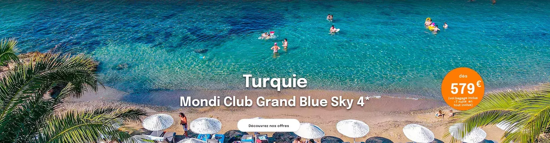 une plage en Turquie avec des parasols blancs et une mer turquoise, proposant une offre dès 579€
