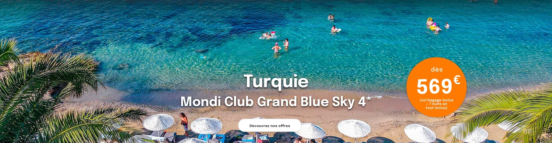 une plage avec des parasols et des gens qui se baignent dans une mer turquoise
