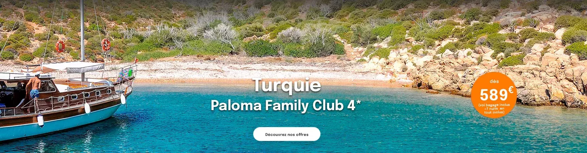 une goélette en bois avec un homme sur le pont dans une crique aux eaux turquoise pour proposer une offre dès 589€