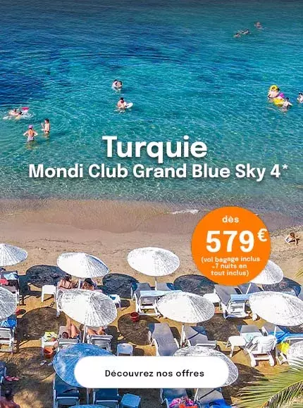 une plage en Turquie avec des parasols blancs et une mer turquoise, proposant une offre dès 579€