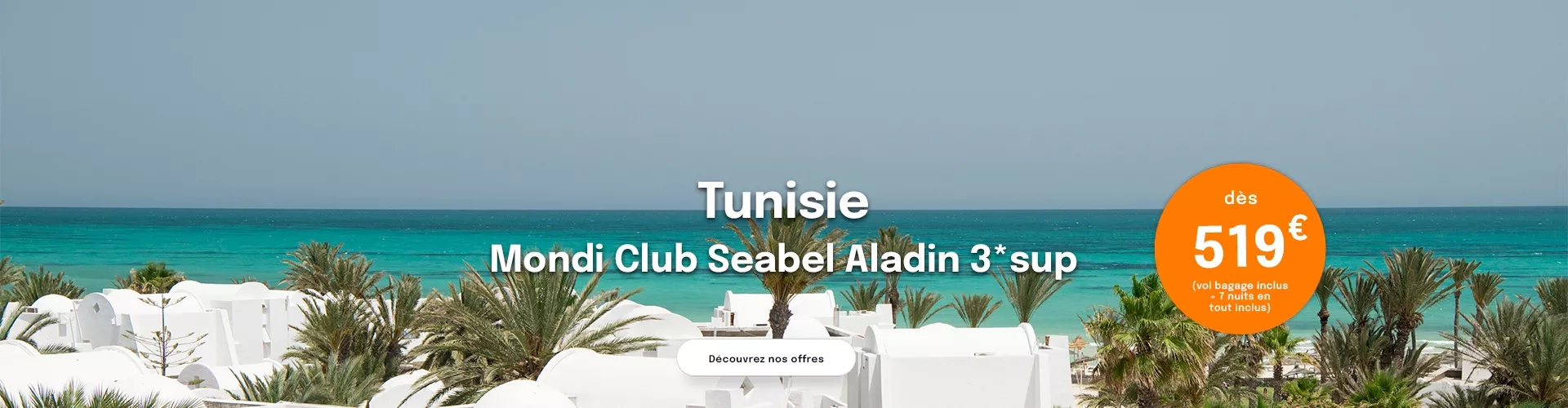Des toits de bungalows blancs avec la mer turquoise en fond avec une offre en Tunisie à partir de 519€