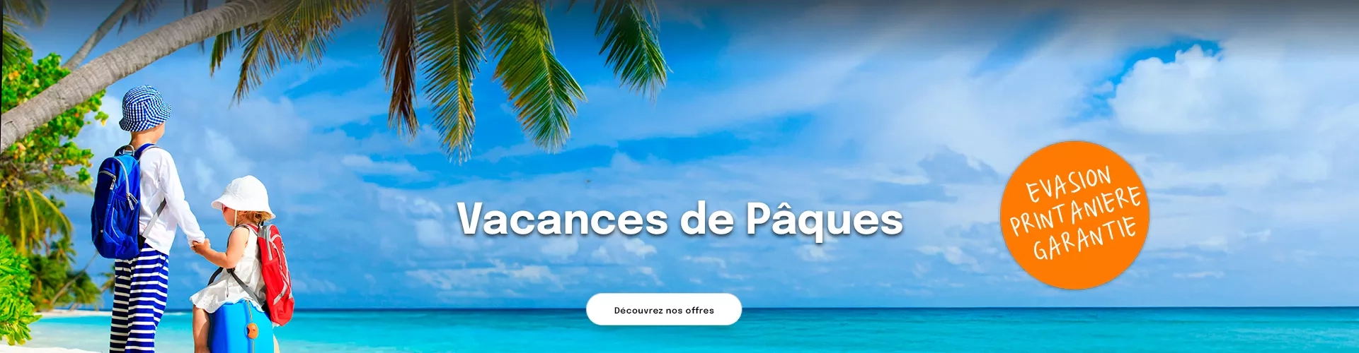 2 enfants se donnant la main sur une plage