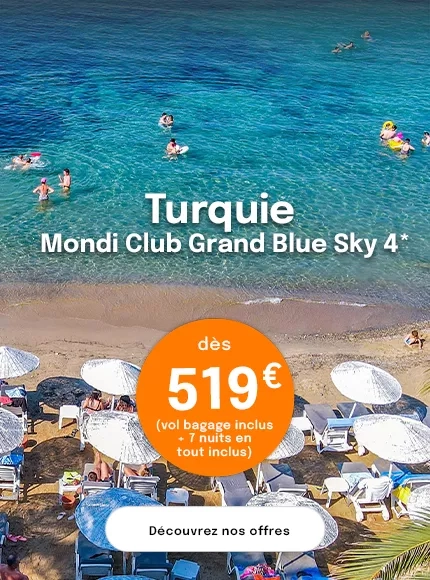 Une plage avec des parasols et la mer pour une offre en Turquie à partir de 519€