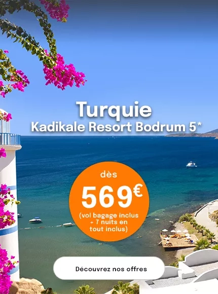 la mer turquoise en Turquie avec un village de maisons blanches et une offre dès 569€