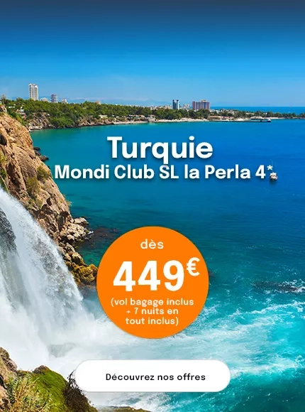 la mer avec en premier plan une cascade d'eau s'y jetant avec une offre dès 449€