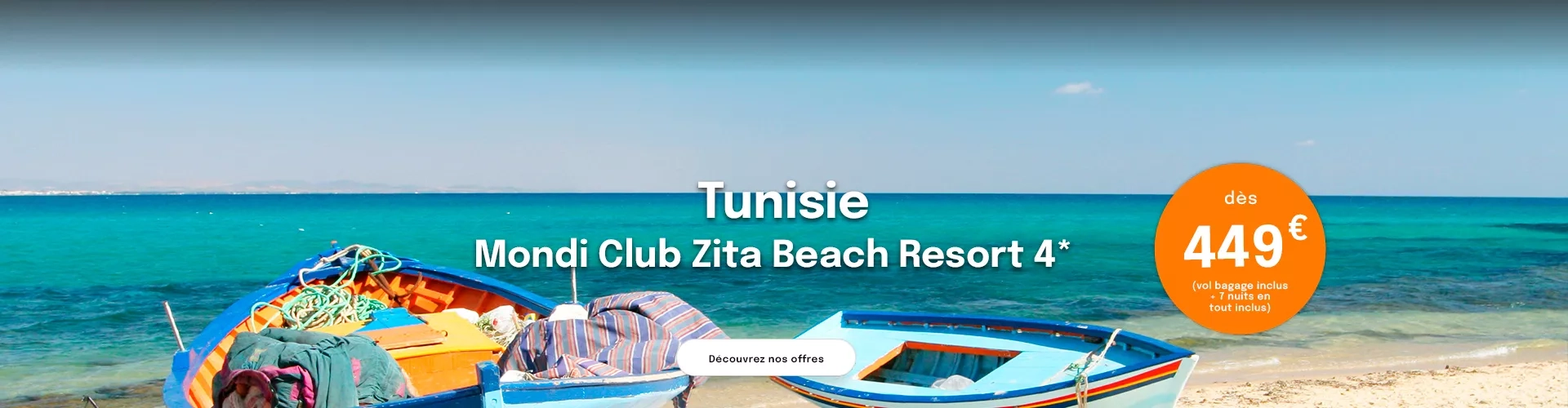 Des barques en bois colorées sur une plage de Tunisie