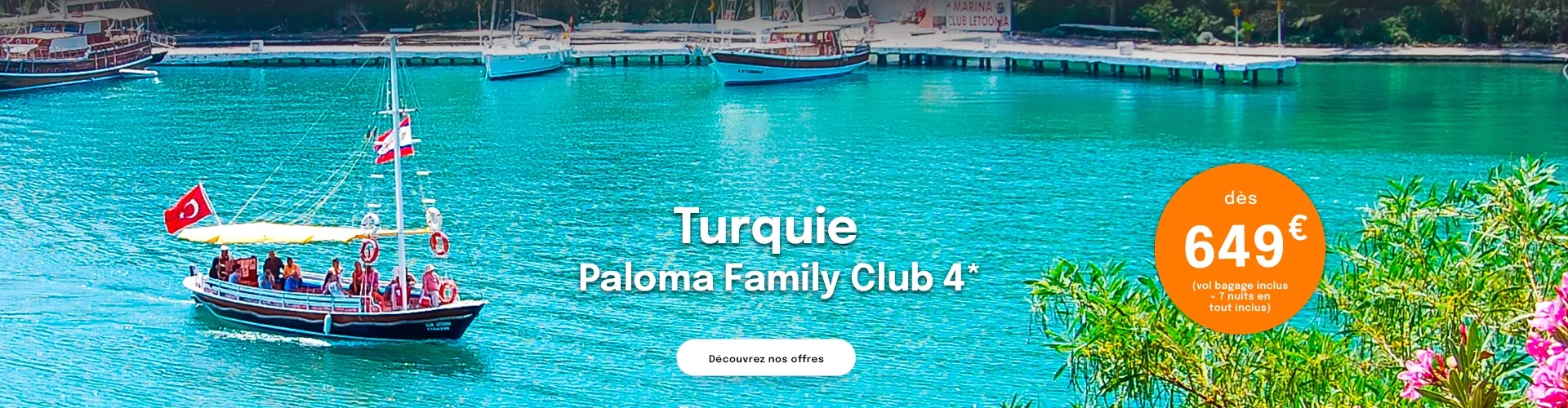 un petit bateau sur une mer turquoise en Turquie avec une offre dès 649€