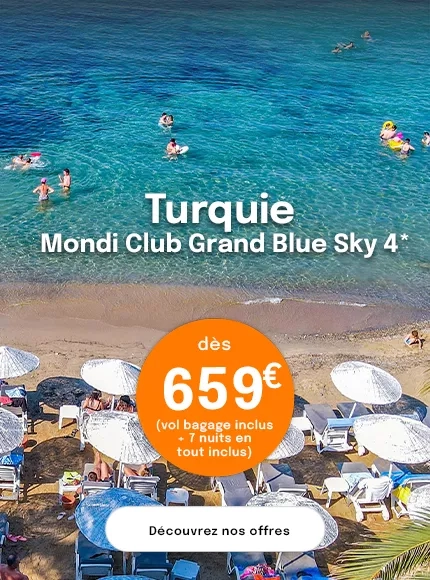 une plage en Turquie avec des parasols