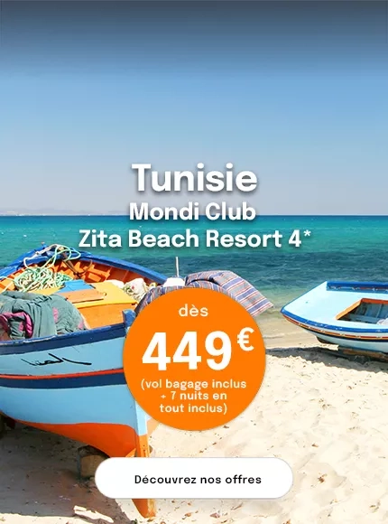Des barques en bois colorées sur une plage de Tunisie
