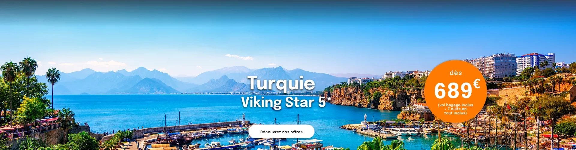 Le port d'Antalya avec des bateaux et les montagnes au fond